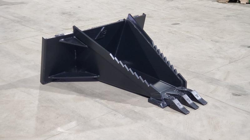 Glacier Extreme stump bucket, three-quarter view of the V-shaped body with the serrated top edge and teeth