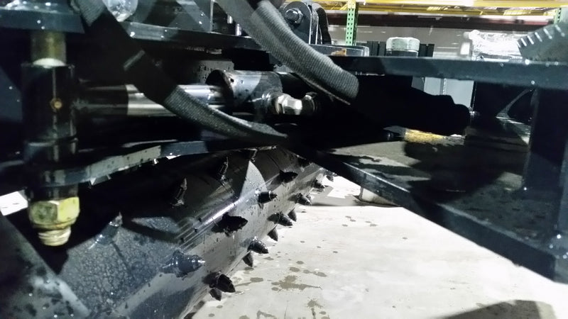 Glacier soil conditioner, close underside view of the drum, the drive shaft and the hydraulic lines