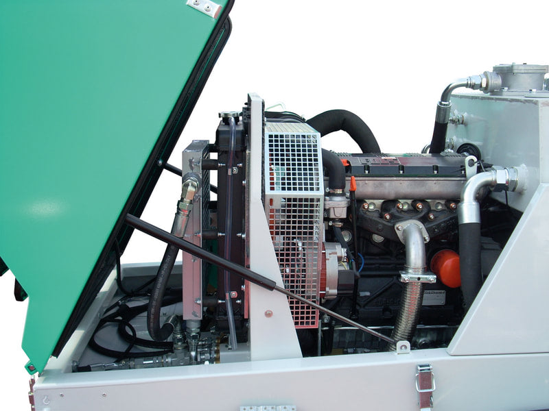 IMER Booster 20 towable diesel concrete piston pump, diesel engine detail