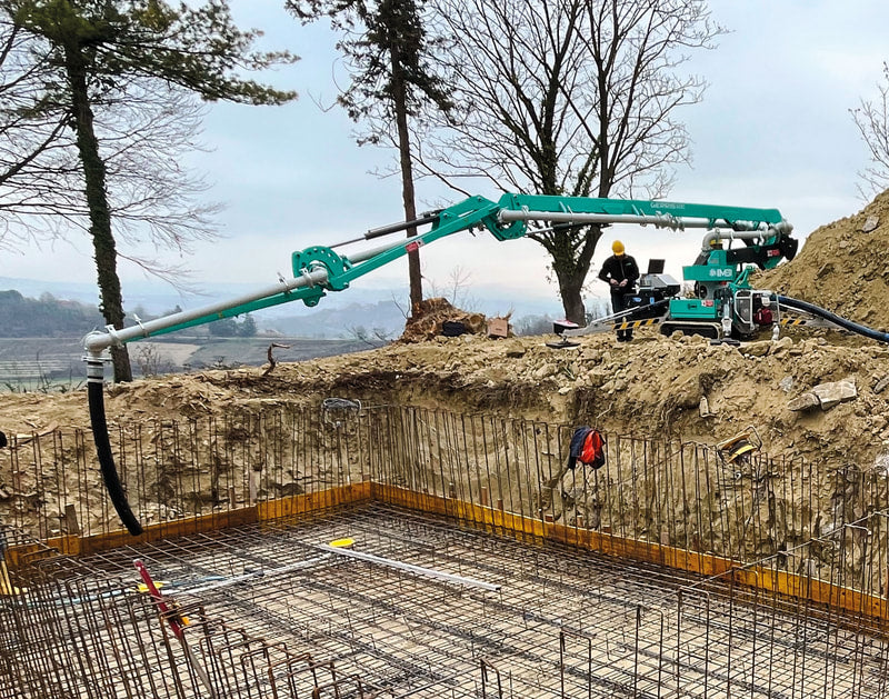 IMER Gerris 800 crawler concrete placing boom working on a jobsite
