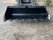 Toothed bucket seen head-on from above with side cutters fitted at both corners