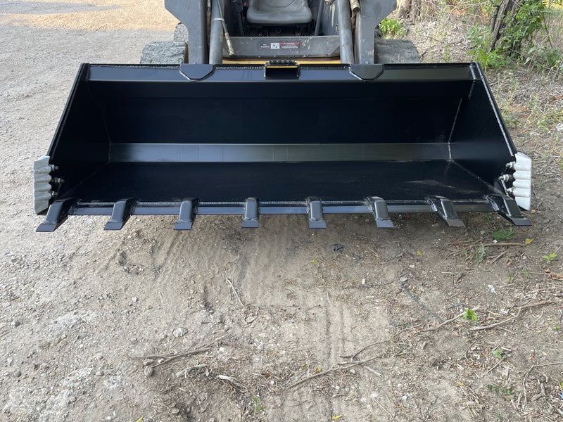 Toothed bucket seen head-on from above with side cutters fitted at both corners
