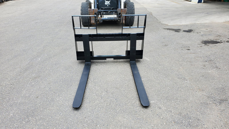 Storm 4500 pallet forks on pavement, front view of the backrest frame and blades